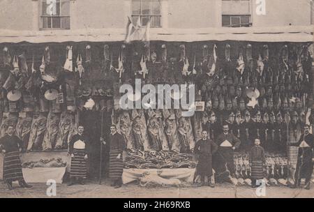 Boucherie, Reading : le front de vente est recouvert de viande et de volaille, les assistants sont debout à l'extérieur dans les tabliers des bouchers, 1907 Banque D'Images