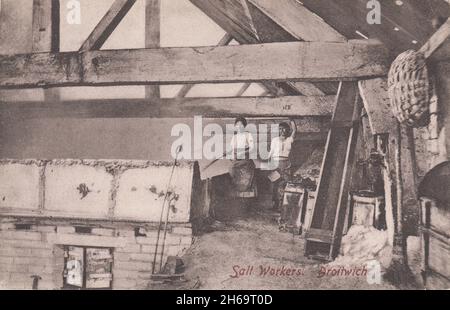 Dritwich Salt Workers: Carte postale de deux travailleuses debout près d'un réservoir de saumure bouillante, début du XXe siècle Banque D'Images