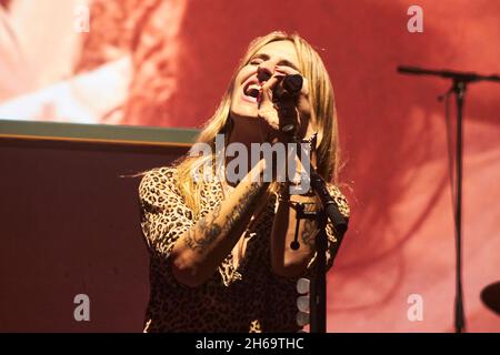 BARCELONE, ESPAGNE – NOVEMBRE 13: Cris Mendez (COROS) de Dani Martín en concierto de la gira 'que caro es el tiempo' en el Palau Sant Jordi el 13 de n Banque D'Images