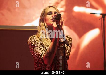 BARCELONE, ESPAGNE – NOVEMBRE 13: Cris Mendez (COROS) de Dani Martín en concierto de la gira 'que caro es el tiempo' en el Palau Sant Jordi el 13 de n Banque D'Images