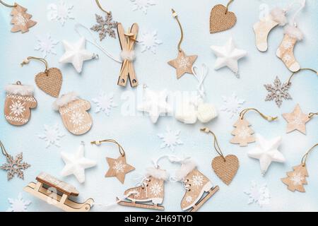 Composition de Noël d'hiver avec ornements en bois sur fond enneigé.Vue de dessus de la pose à plat. Banque D'Images