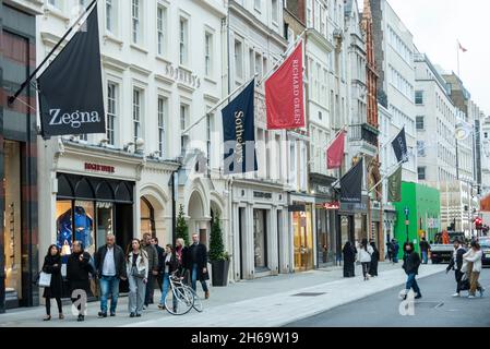 Londres, Royaume-Uni.14 novembre 2021.L’extérieur de Sotheby’s dans la rue New Bond.Sotheby’s a été acquise par l’entrepreneur français des télécommunications Patrick Drahi en 2019 et les derniers comptes publiés de Sotheby’s UK montrent que M. Drahi a créé une nouvelle société pour réaliser une transaction de vente et de cession-bail pour le bâtiment New Bond Street de Sotheby, financé par un prêt hypothécaire de 150 millions de livres sterling sur le bien,suivi d'un dividende de 100 millions de livres sterling versé à sa nouvelle société mère.M. Drahi détient 12% de BT et il est spéculé qu'il pourrait peut-être construire des fonds pour soumissionner pour BT.Credit: Stephen Chung / Alamy Live News Banque D'Images