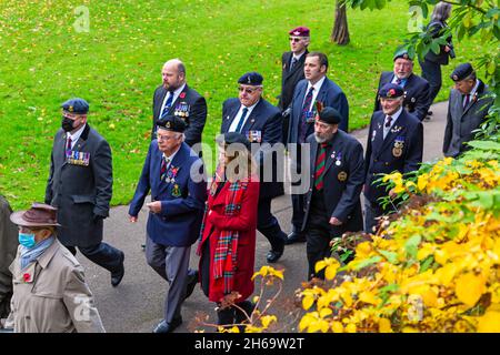 Bournemouth, Dorset, Royaume-Uni. 14th novembre 2021. Parade du dimanche du souvenir et service de pose de couronne - des représentants des services armés, des groupes de forces et des cadets défilent dans les jardins de Bournemouth, suivis d'un service et d'une pose de couronne au War Memorial dans Central Gardens. Les foules se rassemblent pour rendre hommage et se souvenir des morts lors d'une journée douce. Cette année coïncide avec le centenaire de la Légion royale britannique. Les vétérans marchont dans le jardin. Crédit : Carolyn Jenkins/Alay Live News Banque D'Images