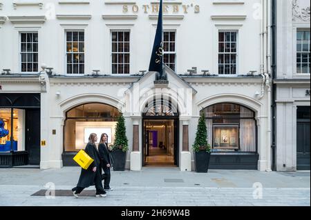 Londres, Royaume-Uni.14 novembre 2021.L’extérieur de Sotheby’s dans la rue New Bond.Sotheby’s a été acquise par l’entrepreneur français des télécommunications Patrick Drahi en 2019 et les derniers comptes publiés de Sotheby’s UK montrent que M. Drahi a créé une nouvelle société pour réaliser une transaction de vente et de cession-bail pour le bâtiment New Bond Street de Sotheby, financé par un prêt hypothécaire de 150 millions de livres sterling sur le bien,suivi d'un dividende de 100 millions de livres sterling versé à sa nouvelle société mère.M. Drahi détient 12% de BT et il est spéculé qu'il pourrait peut-être construire des fonds pour soumissionner pour BT.Credit: Stephen Chung / Alamy Live News Banque D'Images