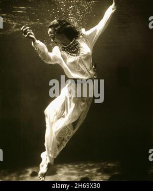 Toni Frissell - modèle de mode sous-marin dans le réservoir de dauphin, Marineland, Floride, États-Unis Banque D'Images