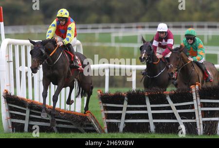 Sassy pourtant classieux et Conor Maxwell (à gauche) venant à la maison pour gagner le Pertemps Network Group handicap obstacle à l'hippodrome de Punchestown dans le comté de Kildare, en Irlande.Date de la photo: Dimanche 14 novembre 2021. Banque D'Images