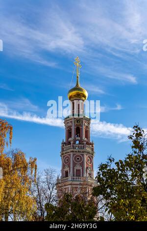 Le couvent de Novodevichy (monastère de Bogoroditse-Smolensky) le jour d'automne ensoleillé.Clocher octogonal (1689–90).Moscou, Russie.Patrimoine mondial de l'UNESCO si Banque D'Images