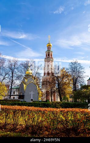 Le couvent de Novodevichy (monastère de Bogoroditse-Smolensky) le jour d'automne ensoleillé.Clocher octogonal (1689–90).Moscou, Russie.Patrimoine mondial de l'UNESCO si Banque D'Images