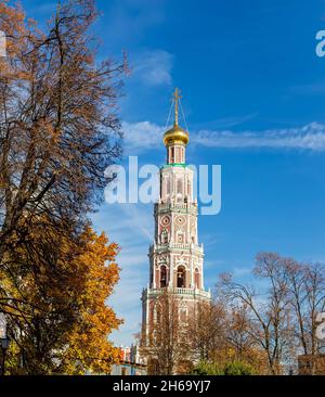 Le couvent de Novodevichy (monastère de Bogoroditse-Smolensky) le jour d'automne ensoleillé.Clocher octogonal (1689–90).Moscou, Russie.Patrimoine mondial de l'UNESCO si Banque D'Images