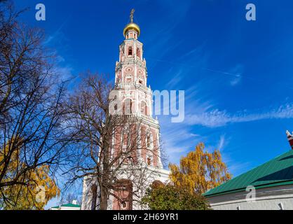 Le couvent de Novodevichy (monastère de Bogoroditse-Smolensky) le jour d'automne ensoleillé.Clocher octogonal (1689–90).Moscou, Russie.Patrimoine mondial de l'UNESCO si Banque D'Images