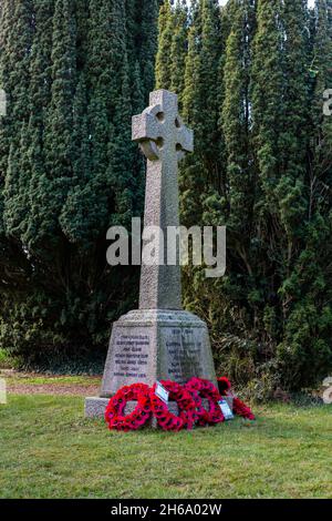 Des couronnes de pavot rouge ont été déposées sur un monument commémoratif de guerre en souvenir des morts de guerre, Suffolk, Royaume-Uni Banque D'Images