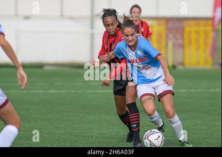 Pomigliano, Italie.14 novembre 2021.Giulia Ferrandi (30) Pomigliano Calcio Femminile contrôle du ballon pendant le match italien de football Seria A Women 2021/2022 entre Pomigliano Femminile contre Milan Women le 14 novembre 2021 au stade Ugo Gobbato à Pomigliano Italie crédit: Agence de photo indépendante/Alamy Live News Banque D'Images