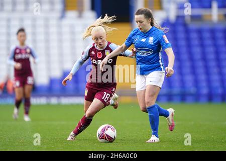 Harriet Scott de Birmingham City et Freya Gregory d'Aston Villa (à gauche) se battent pour le ballon lors du match de la Super League féminine de Barclays FA à St. Andrew's, Birmingham.Date de la photo: Dimanche 14 novembre 2021. Banque D'Images