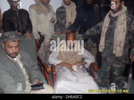 Premières images prises du fils de l'ancien dirigeant libyen Saif Al Islam Kadhafi, comme il vient d'être capturé par les rebelles de la brigade d'Abou Bakr, près de Sebha, en Libye, le 19 novembre 2011.Photo de Balkis Press/ABACAPRESS.COM Banque D'Images