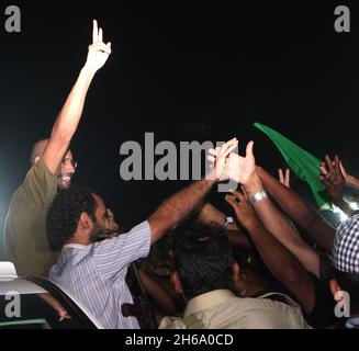 Seif El Islam Kadhafi (L), fils du dirigeant libyen Mouammar Kadhafi, rencontre des partisans à la caserne de Bab Al Aziziya, à Tripoli, en Libye, les premières heures du 23 août 2011, un jour après la chute de la capitale libyenne et annonce de la prise de Seif par les rebelles.Photo de piscine via Balkis Press/ABACAPRESS.COM Banque D'Images