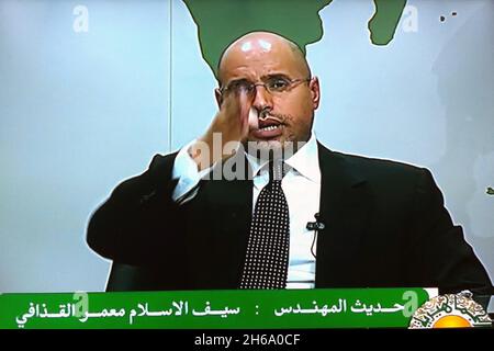 Seif Al Islam Kadhafi, deuxième fils du dirigeant libyen Mouammar Kadhafi, parle à son peuple à la télévision nationale libyenne le 20 février 2011 et menace d'une "guerre totale".Photo de Balkis Press/ABACAPRESS.COM Banque D'Images