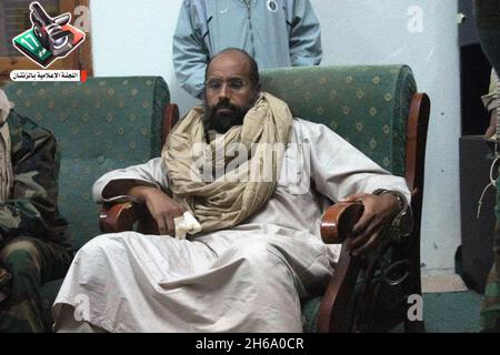 Une photo mise à disposition par le Centre des médias de Zintan montre le fils de l'ancien dirigeant libyen Saif Al Islam Kadhafi, arrêté, parlant avec les rebelles, à Zintan, en Libye, le 21 novembre 2011.Plus tôt, dans une vidéo, Saif Al Islam expliquait que les blessures sur ses doigts de droite avaient un mois, après un raid de l'OTAN sur son convoi.Photo de Balkis Press/ABACAPRESS.COM Banque D'Images