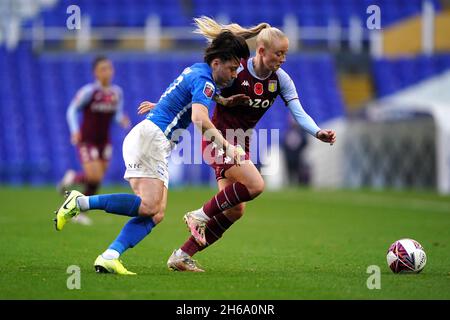 Lucy Quinn de Birmingham City (à gauche) et Freya Gregory d'Aston Villa se battent pour le ballon lors du match de la Super League féminine de Barclays FA à St. Andrew's, Birmingham.Date de la photo: Dimanche 14 novembre 2021. Banque D'Images