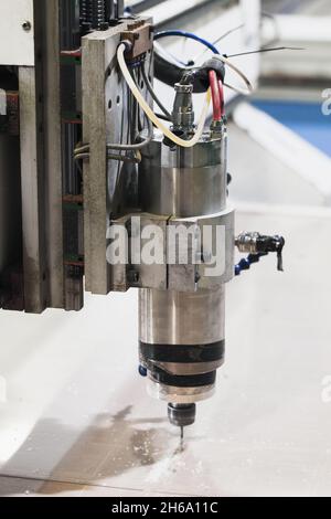 La fraise à rainurer traite la feuille plastique sur une fraiseuse CNC.L'outil industriel automatique fonctionne Banque D'Images