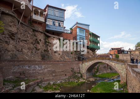 Tbilissi, Géorgie - 28 avril 2019 : vue de l'ancien Tbilissi, le canyon de Leghvtakhevi.Les touristes marchent dans la rue Banque D'Images