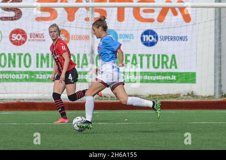 Giulia Ferrandi (30) Pomigliano Calcio Femminile contrôle du ballon pendant le match italien de football Seria A Women 2021/2022 entre Pomigliano Femminile contre Milan Women le 14 novembre 2021 au stade Ugo Gobbato à Pomigliano Italie Banque D'Images