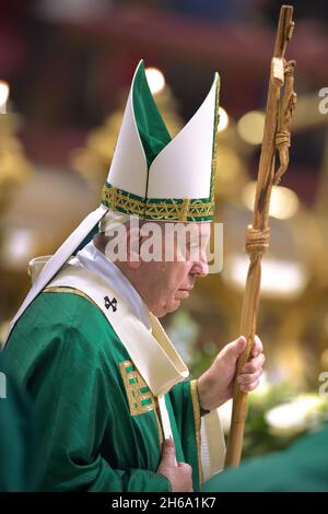 Le pape François lors de la messe marquant la Journée mondiale des pauvres de l'Église catholique romaine, à la basilique Saint-Pierre au Vatican, le 14 2021 novembre. Banque D'Images