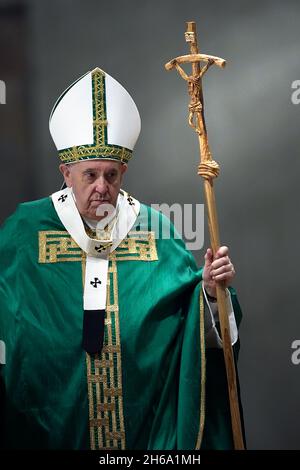 Le pape François lors de la messe marquant la Journée mondiale des pauvres de l'Église catholique romaine, à la basilique Saint-Pierre au Vatican, le 14 2021 novembre. Banque D'Images