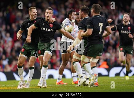 Kieran Hardy, pays de Galles, célèbre sa deuxième tentative avec le coéquipier Liam Williams lors du match international d'automne au stade de la Principauté de Cardiff.Date de la photo: Dimanche 14 novembre 2021. Banque D'Images