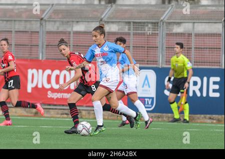 Giulia Ferrandi (30) Pomigliano Calcio Femminile contrôle du ballon pendant le match italien de football Seria A Women 2021/2022 entre Pomigliano Femminile contre Milan Women le 14 novembre 2021 au stade Ugo Gobbato à Pomigliano Italie Banque D'Images