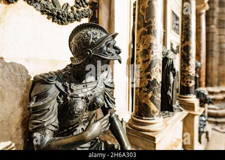 Sculpture de l'armée sur l'autel de Gian Giacomo Medici dans le Duomo.Milan, Italie Banque D'Images