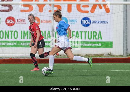 Pomigliano, Italie.14 novembre 2021.Giulia Ferrandi (30) Pomigliano Calcio Femminile contrôle du ballon pendant le match italien de football Seria A Women 2021/2022 entre Pomigliano Femminile contre Milan Women le 14 novembre 2021 au stade Ugo Gobbato à Pomigliano Italie crédit: Agence de photo indépendante/Alamy Live News Banque D'Images