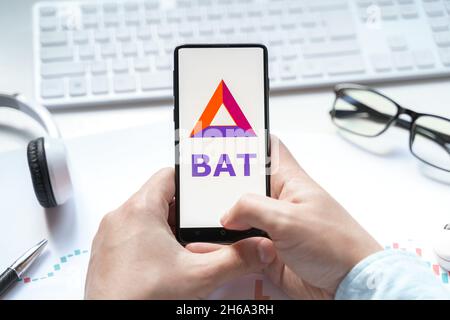 Russie Moscou 08.06.2021.Logo du jeton d'attention de base dans le téléphone mobile.Pièce BAT crypto-monnaie.Plate-forme d'échange décentralisée open-source construite o Banque D'Images