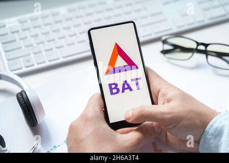 Russie Moscou 08.06.2021.Logo du jeton d'attention de base dans le téléphone mobile.Pièce BAT crypto-monnaie.Plate-forme d'échange décentralisée open-source construite o Banque D'Images