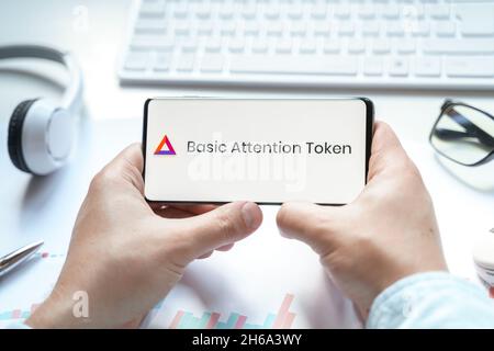 Russie Moscou 08.06.2021.Logo du jeton d'attention de base dans le téléphone mobile.Pièce BAT crypto-monnaie.Plate-forme d'échange décentralisée open-source construite o Banque D'Images