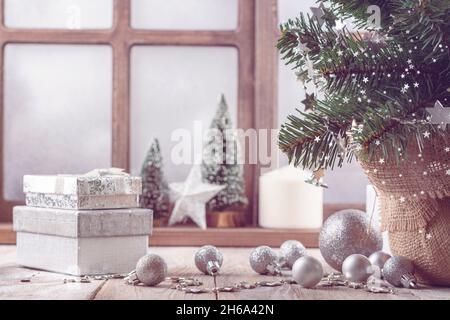 Seuil de fenêtre avec articles de Noël - arbres de Noël, décorations, boules de noël et boîtes-cadeaux.Carte de vœux de joyeux Noël et de bonne année.Dos confortable Banque D'Images