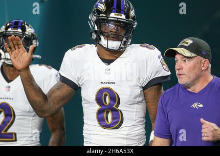 Jeudi 11 novembre 2021 ; Miami Gardens, FL USA ;Le quarterback des Ravens de Baltimore Lamar Jackson (8) prend le terrain pendant les échauffements avant un match Banque D'Images