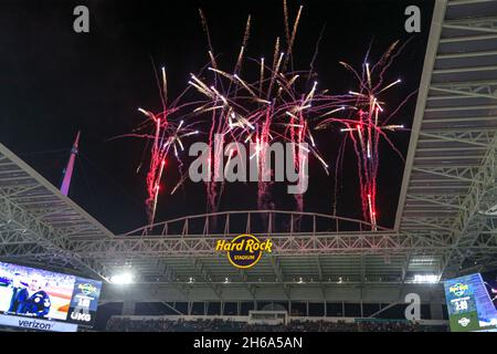 Jeudi 11 novembre 2021 ; Miami Gardens, FL USA ;Les Dolphins de Miami ont eu des feux d'artifice à la suite de l'hymne national pour honorer l'ancien combattant lors d'un match de la NFL Banque D'Images