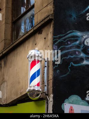 salon de coiffure, mât en spirale sur le côté du bâtiment dans la ville Banque D'Images