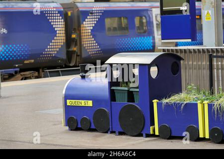 Train modèle en bois sur la plate-forme à la gare scotrail Queen Street, Glasgow, Écosse, Royaume-Uni Banque D'Images