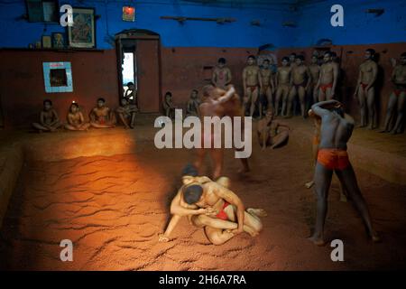 Inde, Maharashtra, Kolhapur, Motibag Thalim, nom de l'école de wresling, traditionnel Kushti, pratique depuis plus de 3000 ans, les jeunes garçons quittent un Banque D'Images