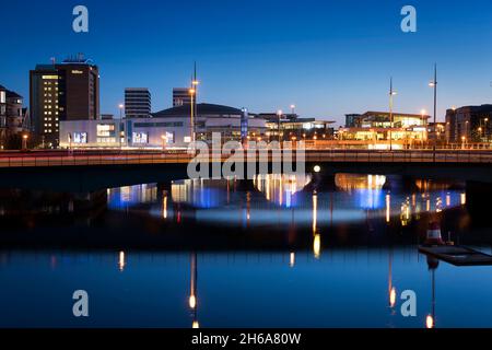 Queens Bridge et Laganside Belfast à Dusk, Irlande du Nord Banque D'Images