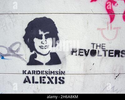 Graffitis sur un mur d'Istanbul, en solidarité avec le jeune grec Alexandros Grigoropoulos qui a été assassiné par un policier à Athènes, en Grèce. Banque D'Images