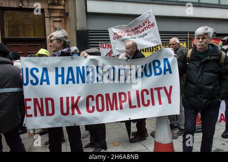 Londres, Royaume-Uni, 2021-11-14, .La démocratie coloniale et génocidaire a créé le chaos dans le monde entier.La nation de la couleur souffre.Mettre fin au blocus américain !- protestation contre l'ingérence et l'agression des États-Unis contre l'île par des groupes anticubains de ligne dure basés à Miami en dehors de l'ambassade cubaine.Il y a quelques pro - peu américain contre la manifestation.Aussi agressif envers le journaliste photo. Banque D'Images