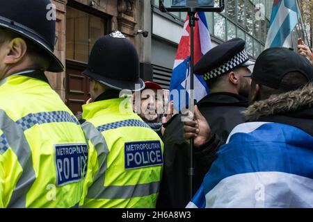 Londres, Royaume-Uni, 2021-11-14, .La démocratie coloniale et génocidaire a créé le chaos dans le monde entier.La nation de la couleur souffre.Mettre fin au blocus américain !- protestation contre l'ingérence et l'agression des États-Unis contre l'île par des groupes anticubains de ligne dure basés à Miami en dehors de l'ambassade cubaine.Il y a quelques pro - peu américain contre la manifestation.Aussi agressif envers le journaliste photo. Banque D'Images