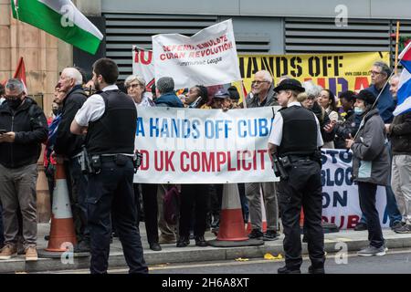 Londres, Royaume-Uni, 2021-11-14, .La démocratie coloniale et génocidaire a créé le chaos dans le monde entier.La nation de la couleur souffre.Mettre fin au blocus américain !- protestation contre l'ingérence et l'agression des États-Unis contre l'île par des groupes anticubains de ligne dure basés à Miami en dehors de l'ambassade cubaine.Il y a quelques pro - peu américain contre la manifestation.Aussi agressif envers le journaliste photo. Banque D'Images