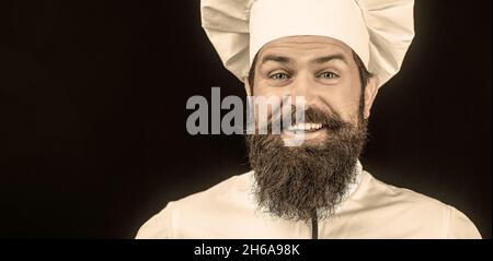 Chefs masculins isolés sur le noir. Chef drôle avec cuisinier barbe. Barbes et moustache portant un tablier à bavette. Nappy homme. Portrait d'un cuisinier heureux Banque D'Images