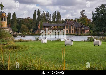 Hamlet de la Reine (le Hameau de la Reine) - Maison rurale - Tour Marie-Antoinette et Marlborough près d'un lac dans les jardins du château de Versailles (Chat Banque D'Images