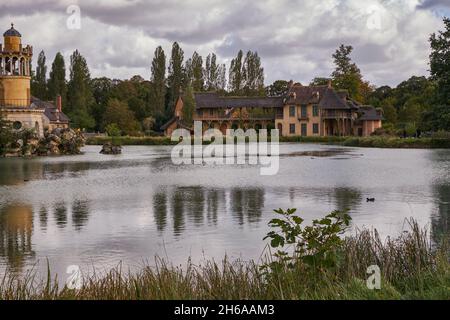 Hamlet de la Reine (le Hameau de la Reine) - Maison rurale - Tour Marie-Antoinette et Marlborough près d'un lac dans les jardins du château de Versailles (Chat Banque D'Images