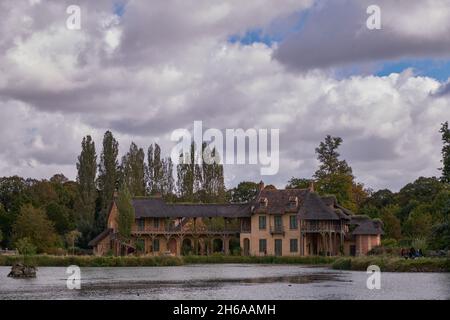 Hamlet de la Reine (le Hameau de la Reine) - Maison rurale - Tour Marie-Antoinette et Marlborough près d'un lac dans les jardins du château de Versailles (Chat Banque D'Images