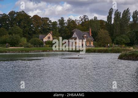 Hamlet de la Reine (le Hameau de la Reine) - Maison rurale - Tour Marie-Antoinette et Marlborough près d'un lac dans les jardins du château de Versailles (Chat Banque D'Images